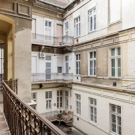 & Spacious Near Gozsdu Court, Quiet With Ac Apartman Budapest