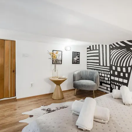 & Spacious Near Gozsdu Court, Quiet With Ac * Budapest