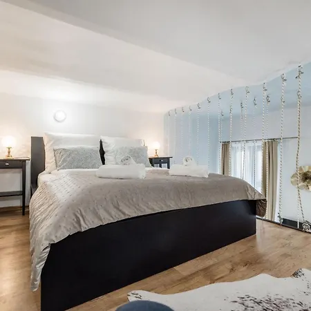 Apartment & Spacious Near Gozsdu Court, Quiet With Ac