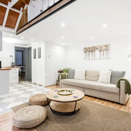 & Spacious Near Gozsdu Court, Quiet With Ac