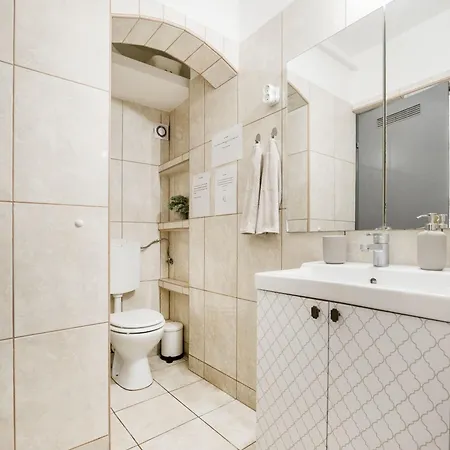 Apartmán & Spacious Near Gozsdu Court, Quiet With Ac