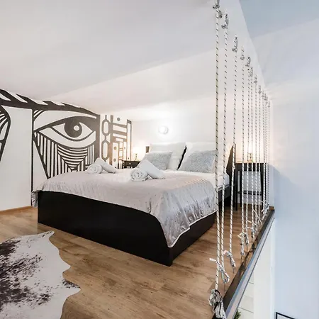& Spacious Near Gozsdu Court, Quiet With Ac